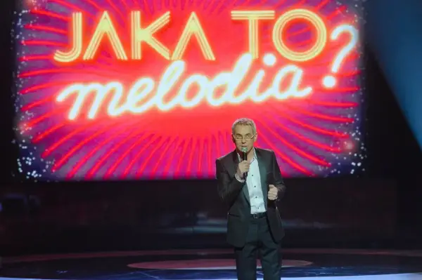 Robert Janowski z mikrofonem na scenie "Jaka to melodia?". Zastanawiamy się, dlaczego w Jaka to melodia nie ma już odcinków specjalnych z politykami.