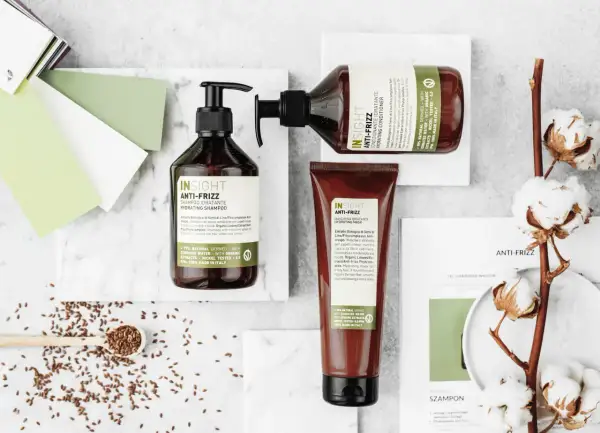 Jak dbać o kręcone włosy? Szampon, odżywka i maska Insight Anti-Frizz z ekstraktem z siemienia lnianego dla miękkości i blasku.