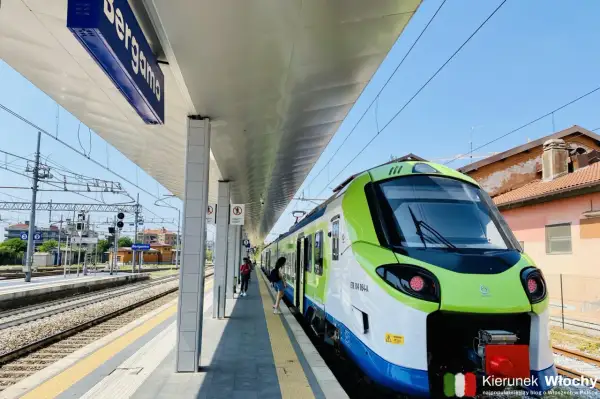 Pociąg na stacji Bergamo. Planujesz podróż? Sprawdź, jak dojechać z Bergamo do Como pociągiem.