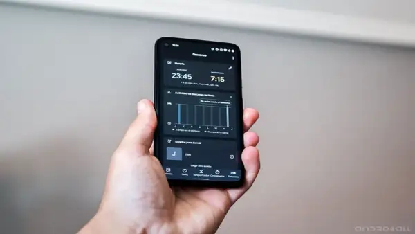 Teléfono en modo descanso, mostrando horario de sueño y actividad reciente.