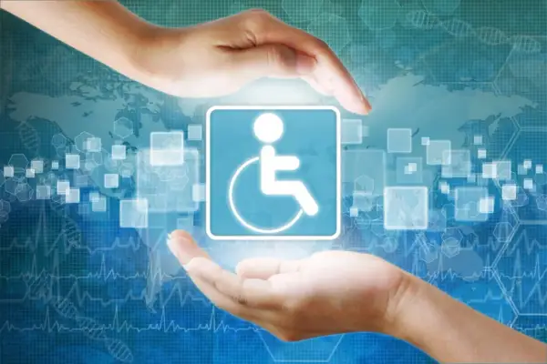 Mani proteggono il simbolo della disabilità, evocando supporto e diritti, come la legge 104 dopo i 18 anni.