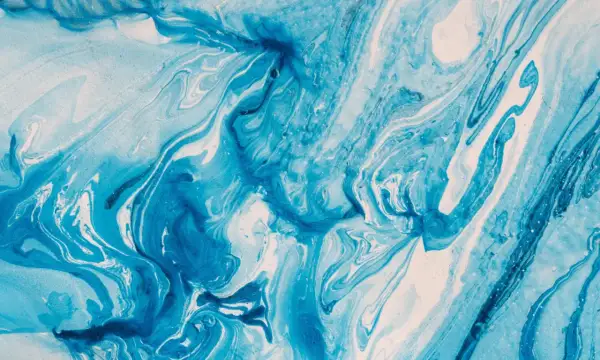 Vague et tourbillonnante, cette peinture acrylique part à l'eau évoque des vagues bleues et blanches dans un mouvement fluide et hypnotique.