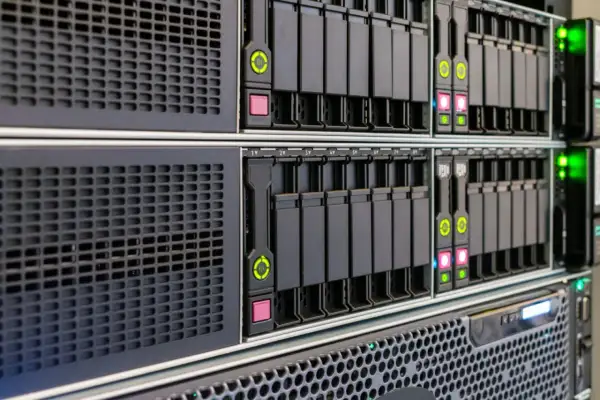 Server-Rack mit mehreren Festplattenschächten, bereit für ein RAID 5 mit 4 Festplatten. Grüne und rote LEDs zeigen den Status an.