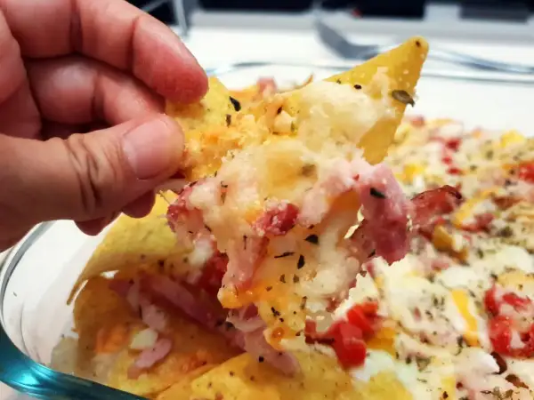¿Nachos con queso al horno? Logra el fundido y crujido ideal.