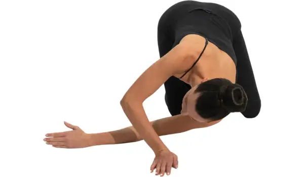 Donna in posa yoga, con le scapole alate che si aprono in un movimento fluido.