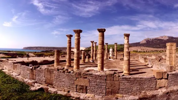 Impresionantes ruinas romanas en Cádiz, con columnas de piedra y vistas al mar. Un viaje al pasado.