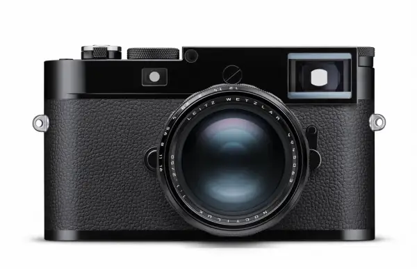 Elegancki, czarny aparat Leica z obiektywem Noctilux. Klasyczna marka aparatów fotograficznych, symbol jakości.