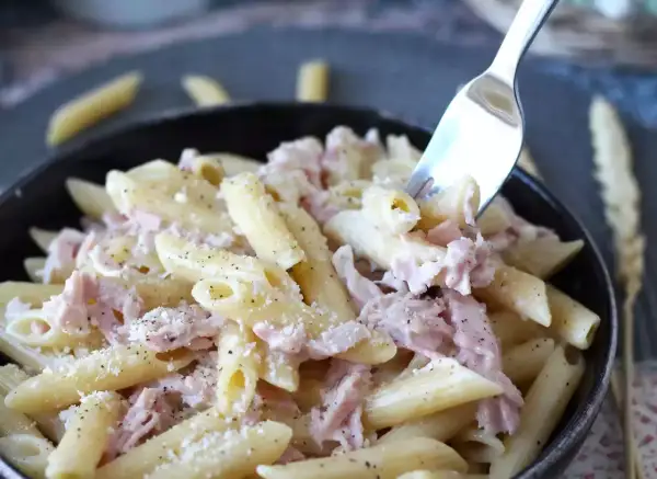 Penne cremose con prosciutto cotto e parmigiano, un piatto semplice e gustoso.