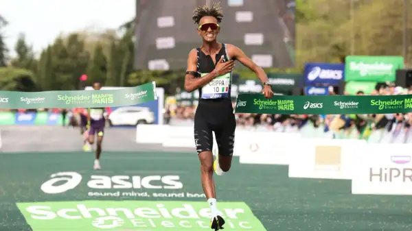 Crippa taglia il traguardo della maratona di Parigi, esausto ma vittorioso. La sua corsa è un'ispirazione.