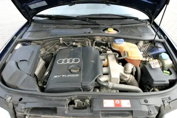 Silnik 2.5 V6 TDI z Audi B5, z widocznym turbosprężarką i elementami układu chłodzenia.