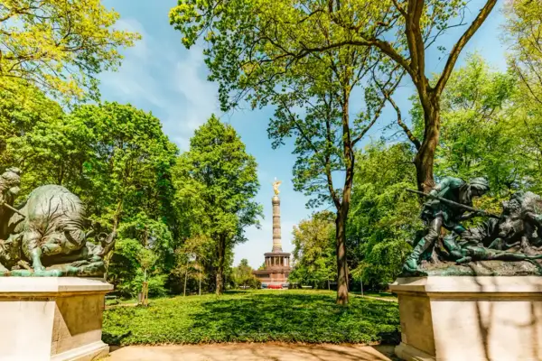 Bronzeskulpturen flankieren den Weg zum Siegessäule im Englischen Garten Berlin.