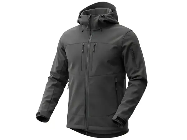 Szara kurtka softshell z kapturem i licznymi kieszeniami. Dowiedz się, jak prać softshell, by zachował swoje właściwości.