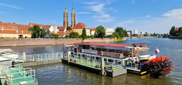Boote auf der Oder vor der malerischen Altstadt Breslau mit den Türmen der Kathedrale.