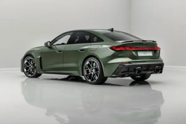 Nowy Audi RS5 2026 w kolorze zielonym, z agresywnym dyfuzorem i czterema końcówkami wydechu.