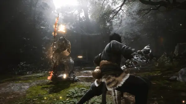Wukong im Kampf gegen einen feurigen Gegner im Wald. Ein epischer Moment aus Black Myth: Wukong.