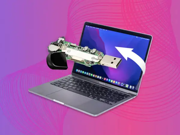 Macbook nie widzi pendrive. Rozłożony pendrive leży na ekranie laptopa, symbolizując problem z odczytem danych.
