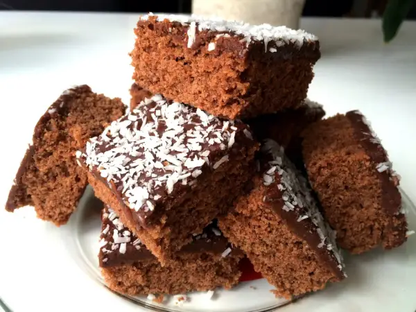 En hög med saftiga glutenfria mockarutor, toppade med chokladglasyr och kokosflingor. Perfekt för fikat!