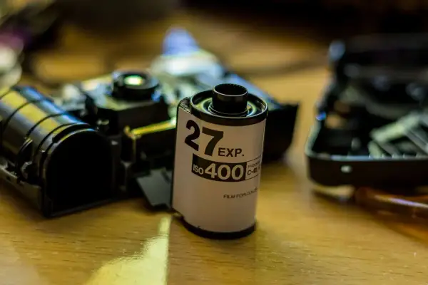 Rolka filmu ISO 400, 27 ekspozycji, leży obok rozebranego aparatu. To początek budowy aparatu cyfrowego, ale z elementami analogowymi.