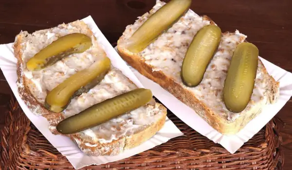 Chleb ze smalcem i ogórkiem kiszonym, jak u babci. Pyszny domowy smalec przepis babci.