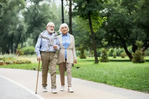 Para, idąc przez park, planuje wspólny wyjazd do sanatorium. Wniosek o wspólny wyjazd do sanatorium wzór za darmo, to ich cel.