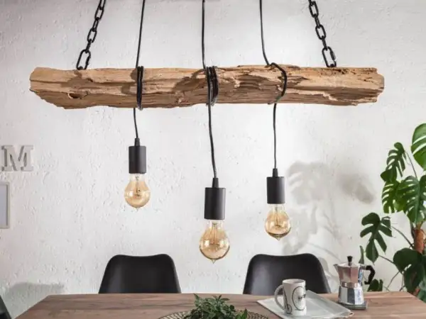 Drewniany żyrandol diy z trzema żarówkami w stylu industrialnym, wiszący na łańcuchach nad stołem.