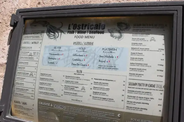 Menu z Malty: ostrygi Silver (4.5€/szt.), Gold (5€/szt.), Platinum (6€/szt.). Ceny dań głównych od 10€.