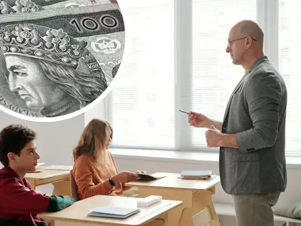 Nauczyciel klas 1-3 prowadzi lekcję, a w tle widać polskie banknoty. Ile zarabia nauczyciel klas 1-3?