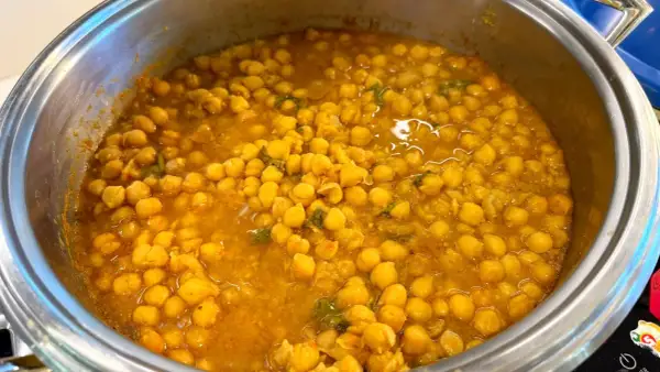 Ciecierzyca w sosie curry, bogata w kwas foliowy. Idealna do zdrowego posiłku.