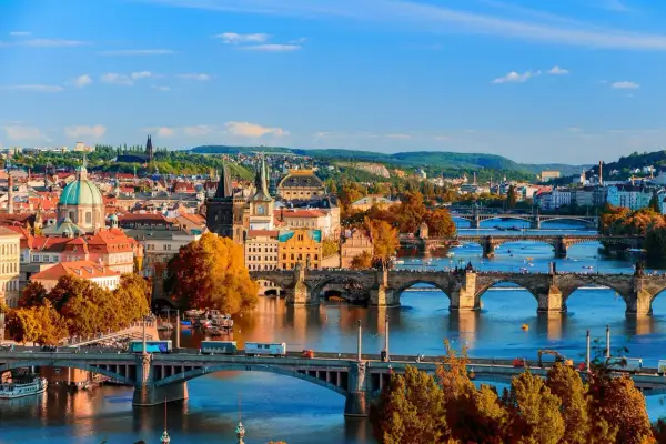Praga jesienią, z wieloma mostami na Wełtawie. Ciekawe ciekawostki o Czechach czekają na odkrycie w tym pięknym mieście.