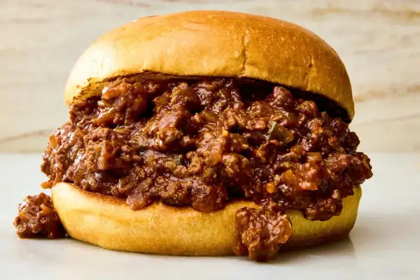 En saftig sloppy joe med köttfärs och en hemlagad sås, perfekt för ett snabbt och gott sloppy joe recept.