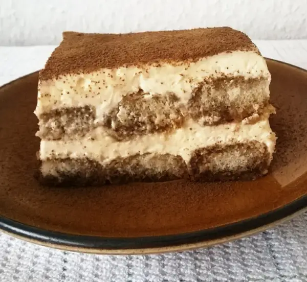 Przepis na ciasto z kremem mascarpone, które zachwyci każdego smakosza