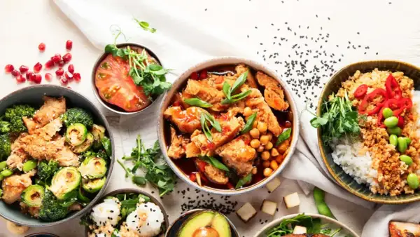 Leckere Fitness Rezepte für Muskelaufbau: Bunte Bowls mit Hähnchen, Tofu, Gemüse und Reis. Gesund und sättigend!