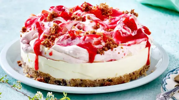 Eine cremige Erdbeer Kokos Torte mit frischen Erdbeeren, Sirup und knusprigen Streuseln.