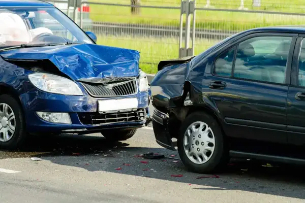Zniszczone auta po kolizji. Młody kierowca musi wiedzieć, co grozi za spowodowanie wypadku: mandat, punkty karne, a nawet utrata prawa jazdy.