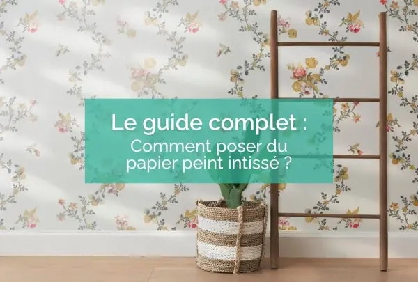 Le guide complet : comment poser du papier peint intissé ? Un décor floral et une échelle en bois pour une ambiance chaleureuse.
