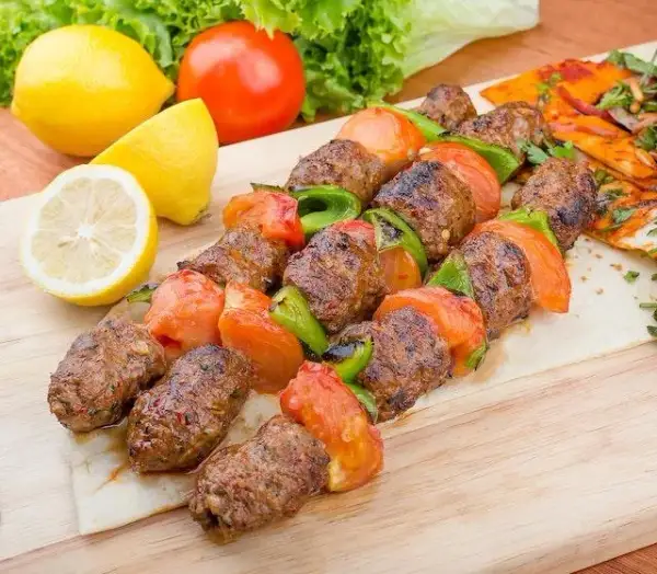 Ile kcal ma duży kebab? Zaskakujące fakty o kaloryczności