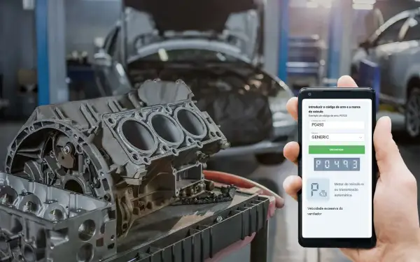 Mecánico usa app para diagnosticar código P0493 en un Peugeot.