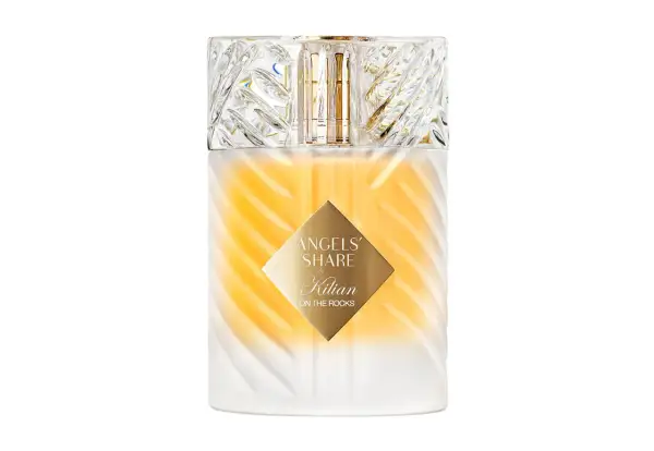 Elegancka butelka perfum Kilian Angels' Share, z wyrazistym, złotym logo i ozdobną nakrętką.