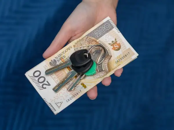 Kluczyki do samochodu i 200 zł. Koszt rejestracji samochodu ga może być wysoki.