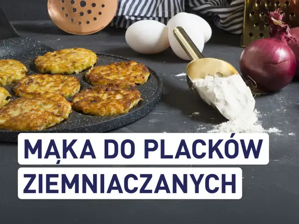 Złociste placki ziemniaczane na patelni, obok jajka, cebula i miarka mąki. Jaka mąka do placków ziemniaczanych?