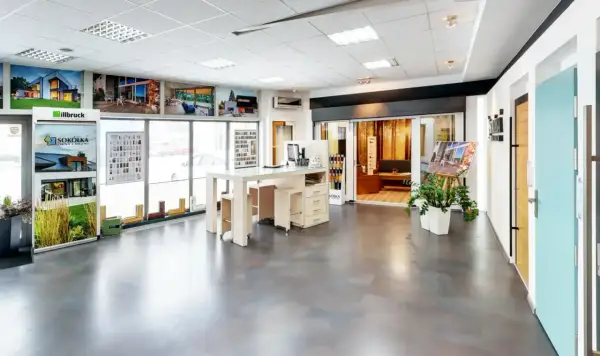 Nowoczesny salon z oknami i drzwiami, ekspozycja produktów, zdjęcia domów.