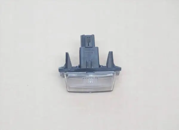 Lampa tablicy rejestracyjnej do Toyota Verso, niezbędna do wymiany żarówki.