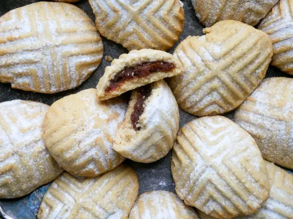 Maamoul Kekse, mit Puderzucker bestäubt, zeigen ihr köstliches Dattelfüllungs-Maamoul-Rezept.