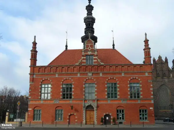 Wspaniała ceglana fasada, wieża i detale architektoniczne świadczą o tym, że to najstarszy budynek w Gdańsku.