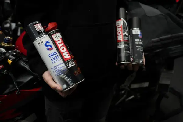 Jaki smar do łańcucha motocyklowego? Twój wybór, Twoje bezpieczeństwo