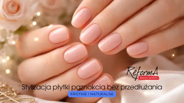 Delikatny, brzoskwiniowy jaki kolor na krótkie paznokcie? Stylizacja płytki bez przedłużania, krótkie i naturalne.