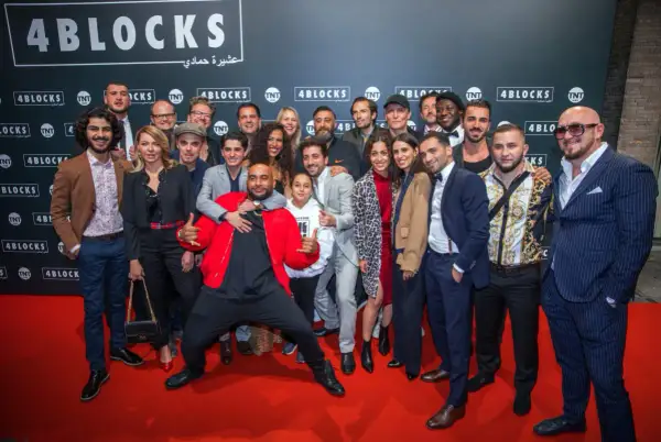 Die 4 Blocks Schauspieler alle versammelt für ein Foto.
