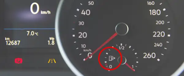 Bränslemätaren visar att det är låg nivå i en diesel B7 personbil. Hastighetsmätaren visar 0 km/h.