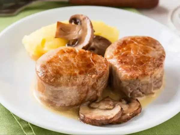 Polędwica wołowa z pieczarkami i puree ziemniaczanym. Idealny przepis na wykwintny obiad.