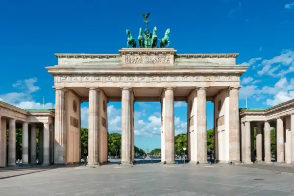 Das Brandenburger Tor mit Quadriga unter blauem Himmel.